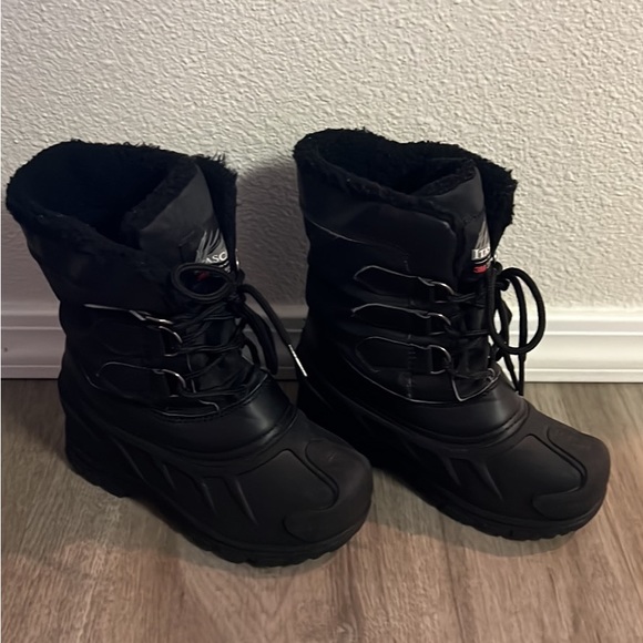 Youth Itasca snow boots in excellent used condition size 13 - Picture 3 of 4
